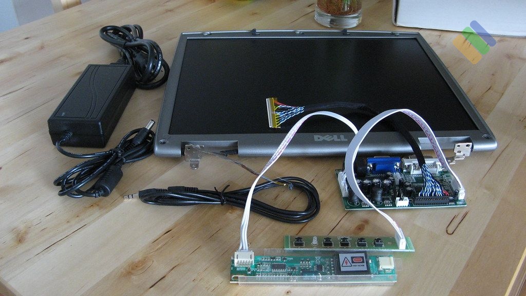 Kỹ thuật viên Dolozi Store đang thay màn hình laptop cho khách hàng Cửa hàng thay màn hình laptop Quận 2