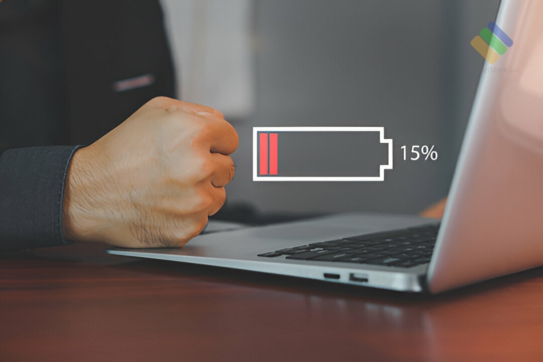 Kỹ thuật viên Dolozi Store đang thay pin laptop