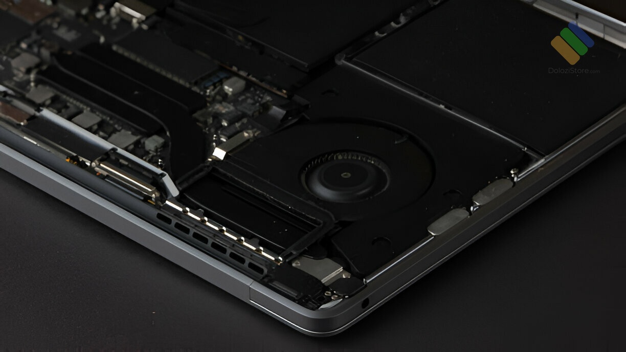 Kỹ thuật viên sửa chữa Macbook tại Cửa hàng sửa Macbook Quận 2
