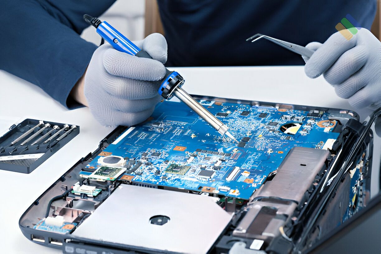 Kỹ thuật viên Dolozi Store đang kiểm tra Macbook cho khách hàng, Cửa hàng sửa Macbook Quận 4
