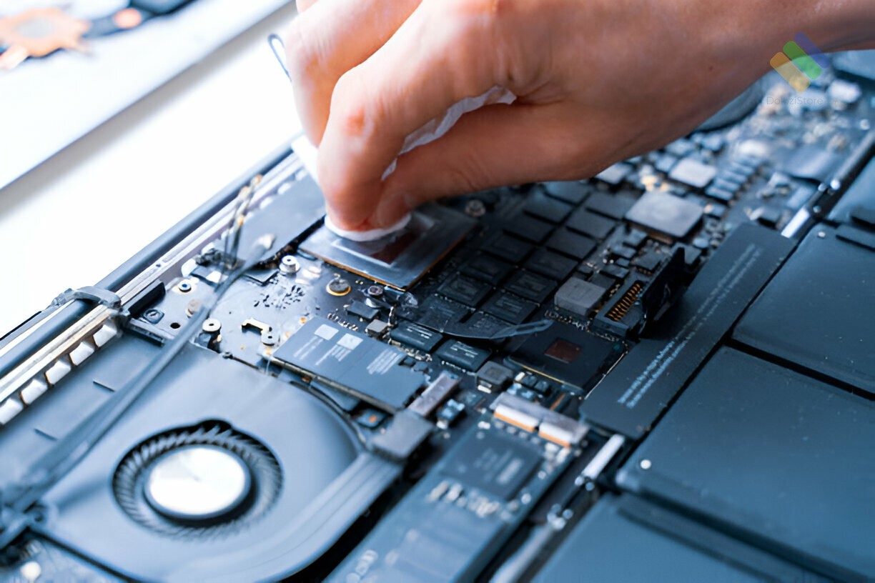 Kỹ thuật viên Dolozi Store đang vệ sinh Macbook miễn phí cho khách hàng, Cửa hàng sửa Macbook Quận 4