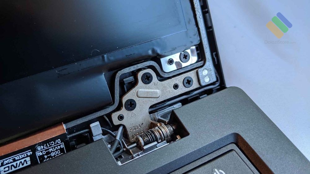 Nhân viên Dolozi Store đang tư vấn cho khách hàng tại Cửa hàng thay vỏ laptop Bình Thạnh