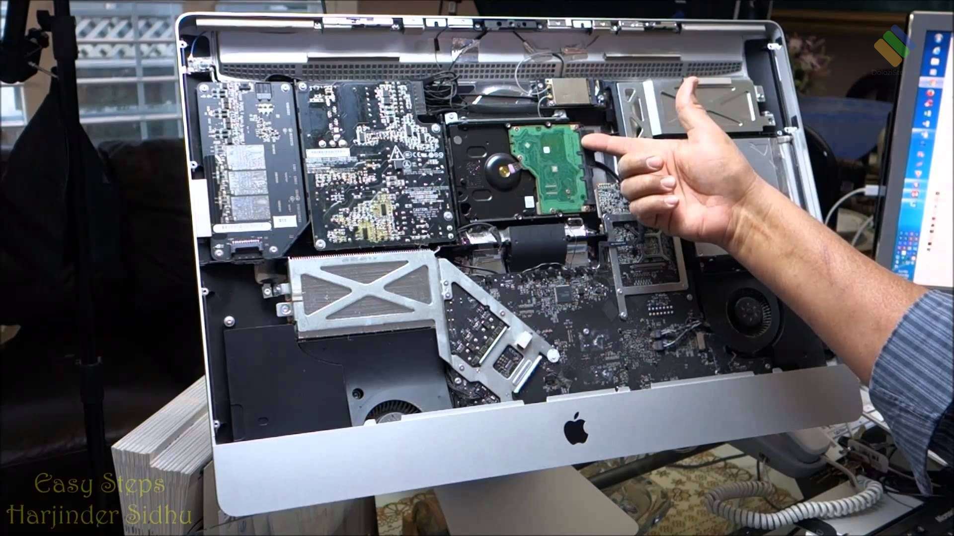Kỹ thuật viên Dolozi Store đang sửa chữa laptop tận tâm