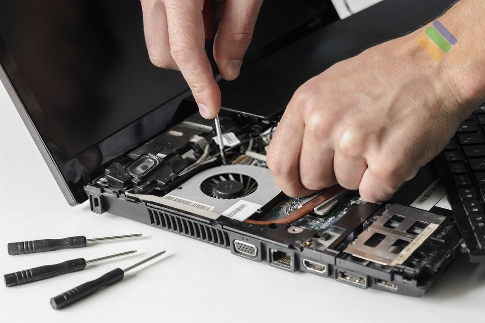 Kỹ thuật viên Dolozi Store bàn giao laptop đã sửa chữa cho khách hàng