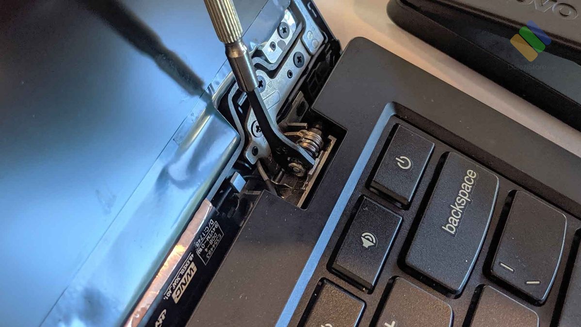 Kỹ thuật viên Dolozi Store đang sửa chữa bản lề laptop chuyên nghiệp tại Cửa hàng sửa bản lề laptop Bình Thạnh