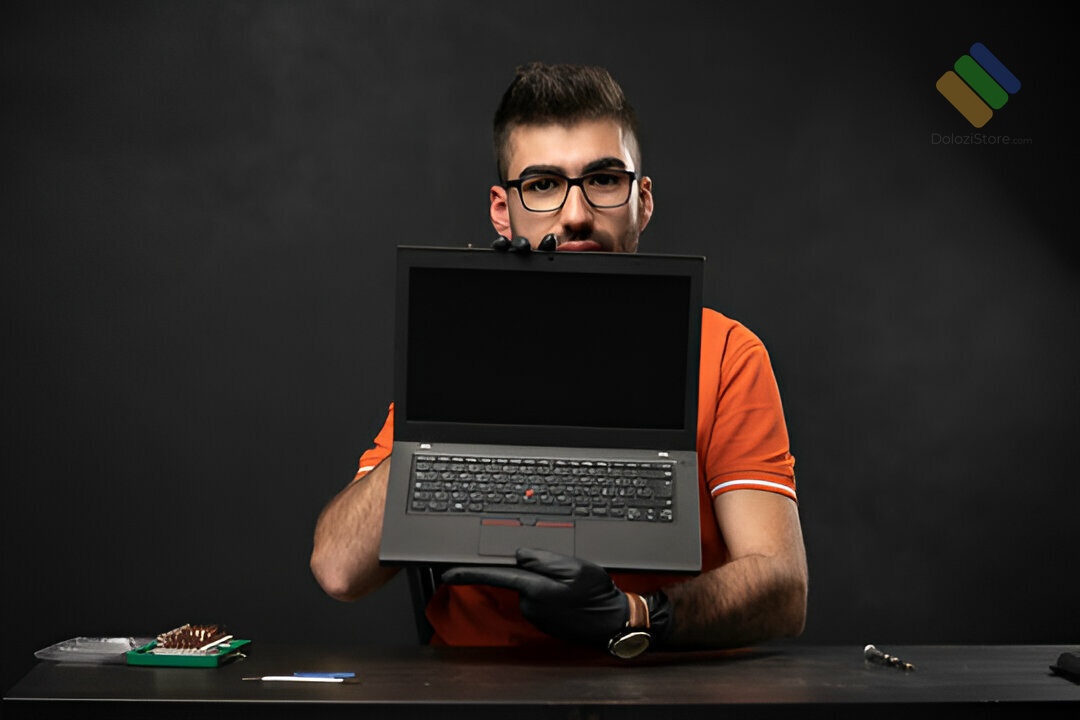 Kỹ thuật viên Cửa hàng sửa bản lề laptop Quận 2 Dolozi Store đang sửa chữa bản lề laptop