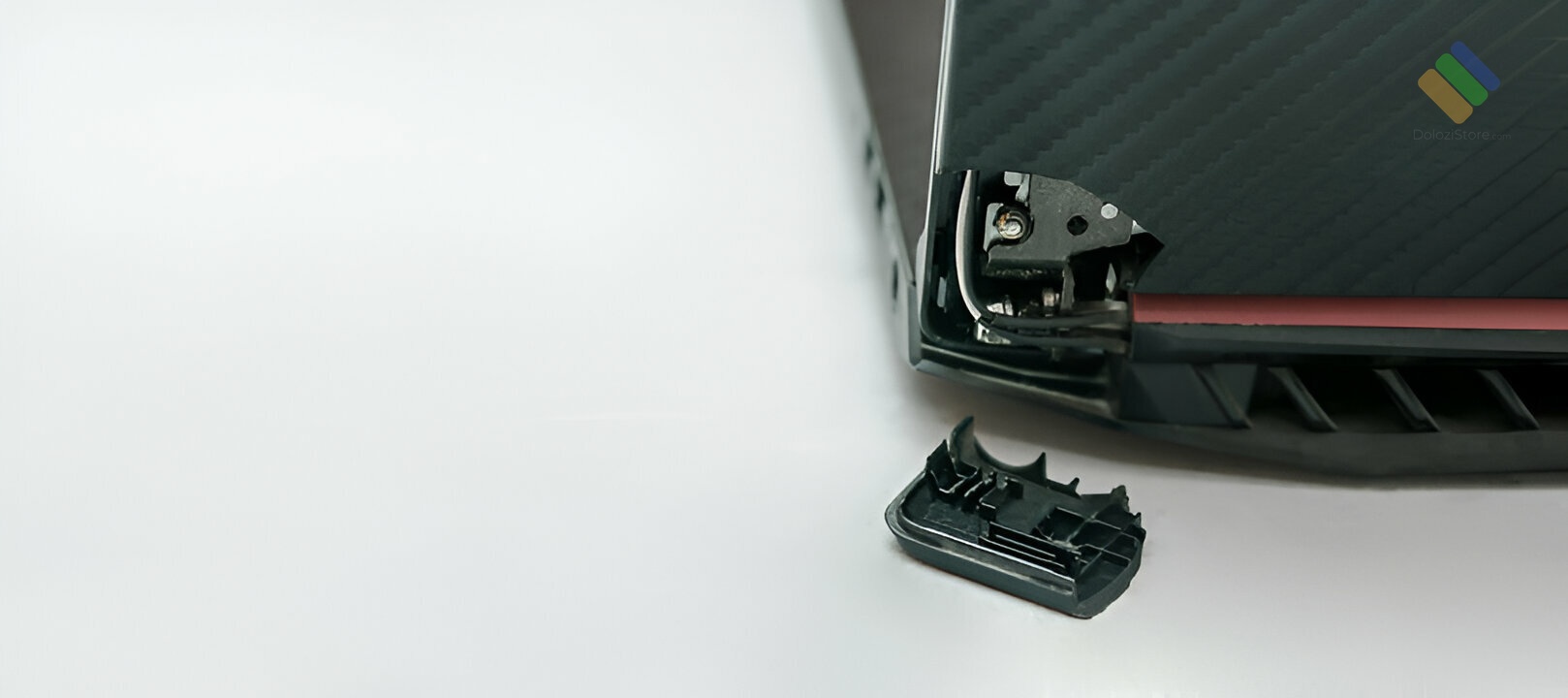 Kỹ thuật viên Dolozi Store đang sửa bản lề laptop cho khách hàng tại Cửa hàng sửa bản lề laptop Quận 4