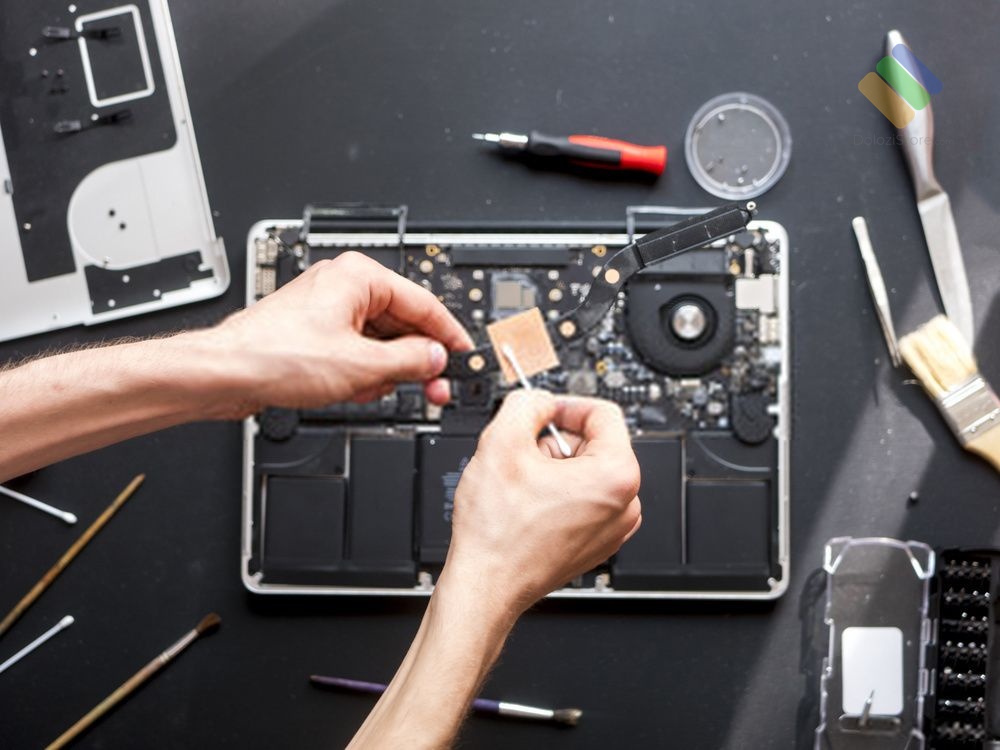 Kỹ thuật viên Dolozi Store sửa loa laptop Quận 4