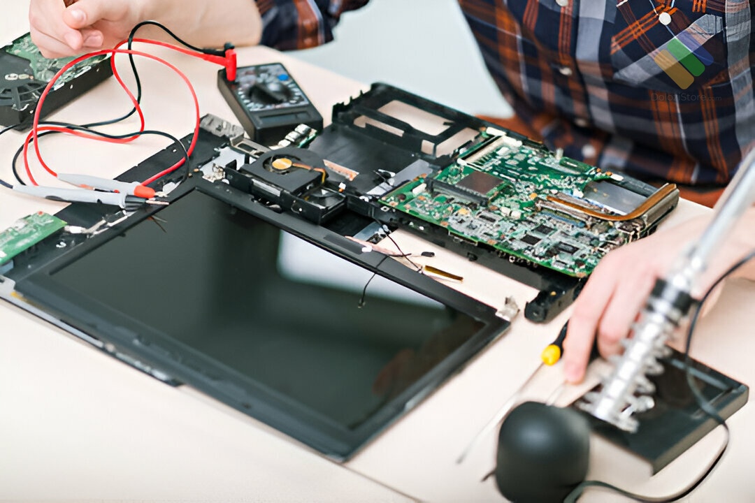 Một góc làm việc chuyên nghiệp tại Dolozi Store tại Cửa hàng sửa main laptop Quận 2, có kỹ thuật viên đang sửa chữa laptop
