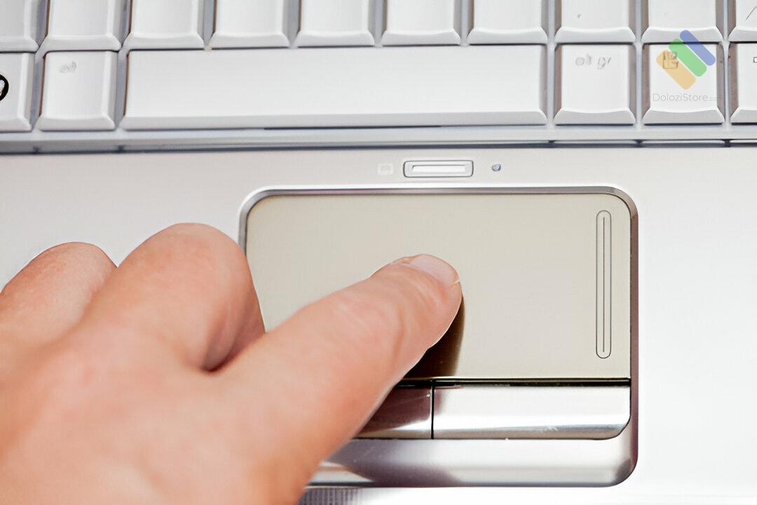 Kỹ thuật viên Dolozi Store đang sửa chữa touchpad laptop