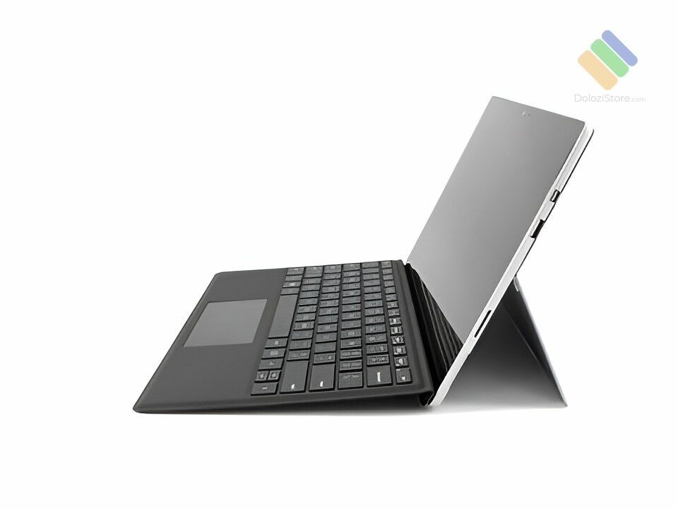 Kỹ thuật viên kiểm tra touchpad laptop trước khi sửa chữa tại Cửa hàng sửa touchpad laptop Quận 2