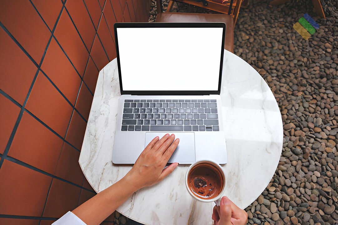 Kỹ thuật viên Dolozi Store đang sửa chữa touchpad laptop tại Cửa hàng sửa touchpad laptop Quận 4