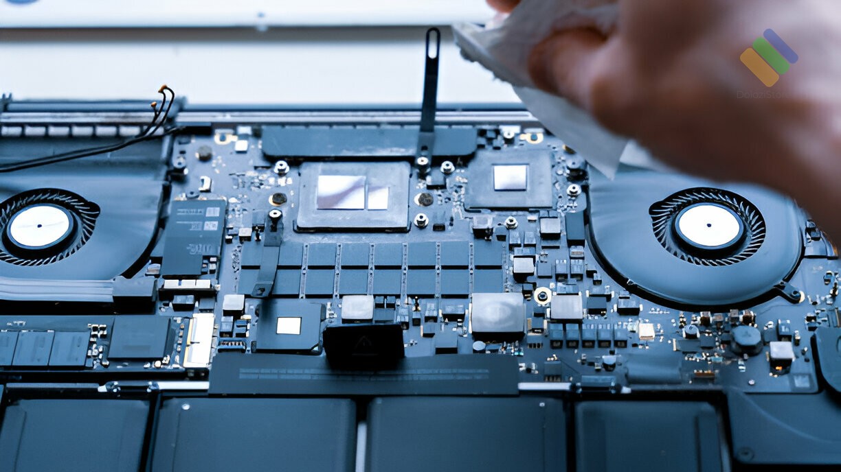 Nhân viên Cửa hàng thu mua Macbook Quận 2 Dolozi Store đang kiểm tra Macbook cho khách hàng