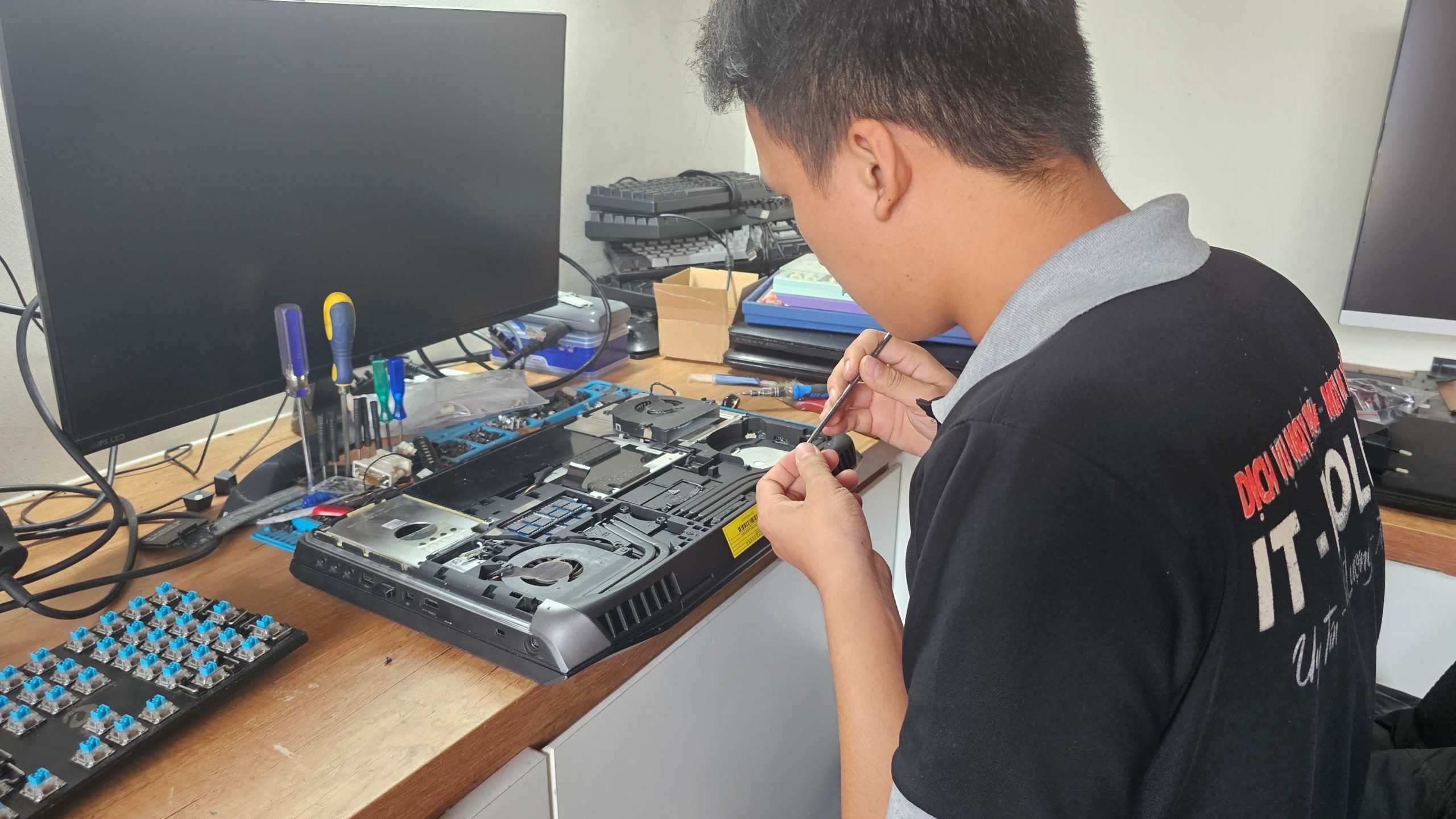 Kỹ thuật viên Dolozi đang kiểm tra máy tính cho khách