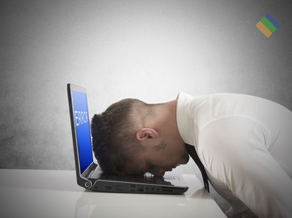 Kỹ thuật viên Dolozi đang thực hiện cài win giá rẻ tận nơi cho khách hàng tại TP.HCM
