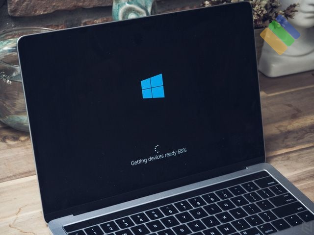 Kỹ thuật viên Dolozi đang cài đặt Windows 11 chuyên nghiệp