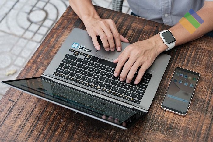 Kỹ thuật viên Dolozi đang kiểm tra mainboard máy tính cho khách hàng tại Quận 9