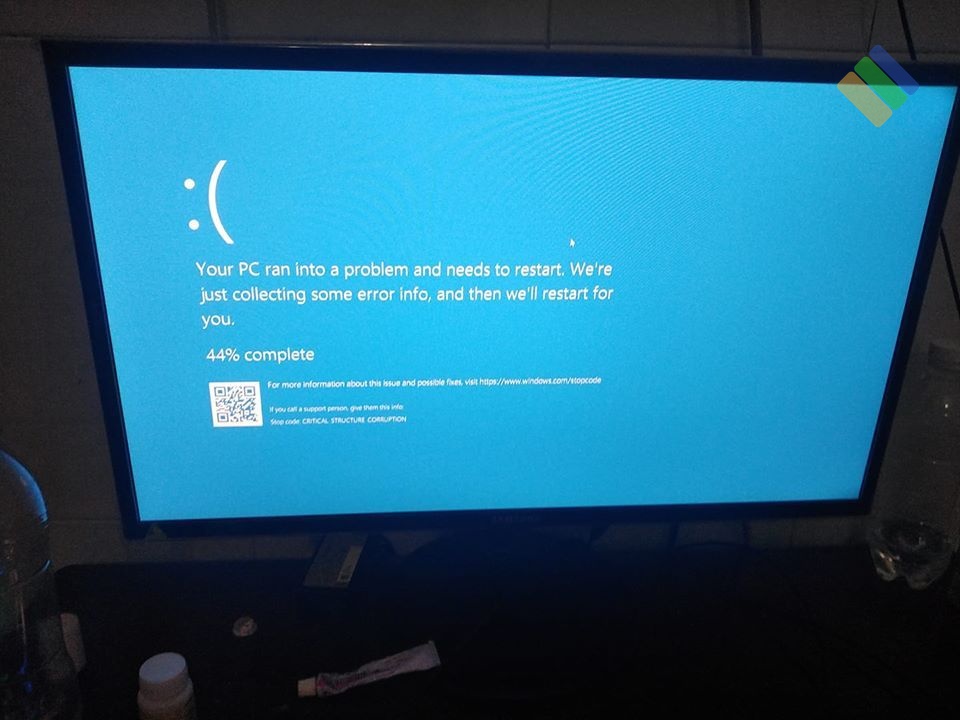 Kỹ thuật viên thực hiện thay bàn phím laptop quận 9 lấy liền trước mặt khách hàng