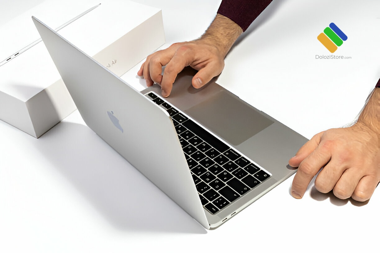 Kỹ thuật viên tại Dolozi Store đang Cài Macbook chuyên nghiệp