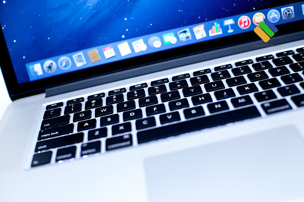Kỹ thuật viên đang kiểm tra thông số phần cứng và dung lượng pin MacBook trước khi tiến hành cài đặt tại Quận 2