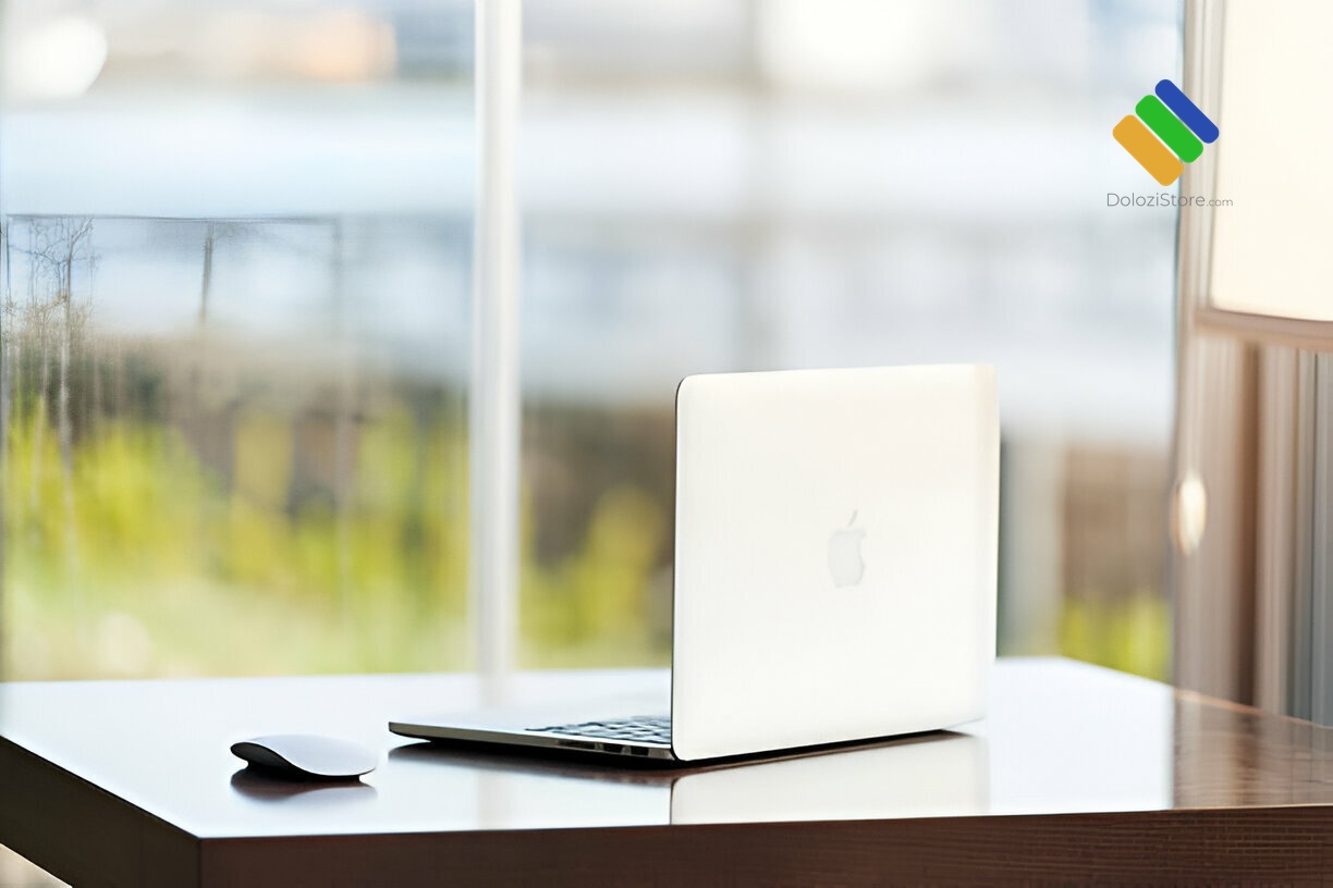 Kỹ thuật viên tại Quận 2 đang thực hiện cài đặt hệ điều hành macOS mới nhất cho MacBook Pro của khách hàng