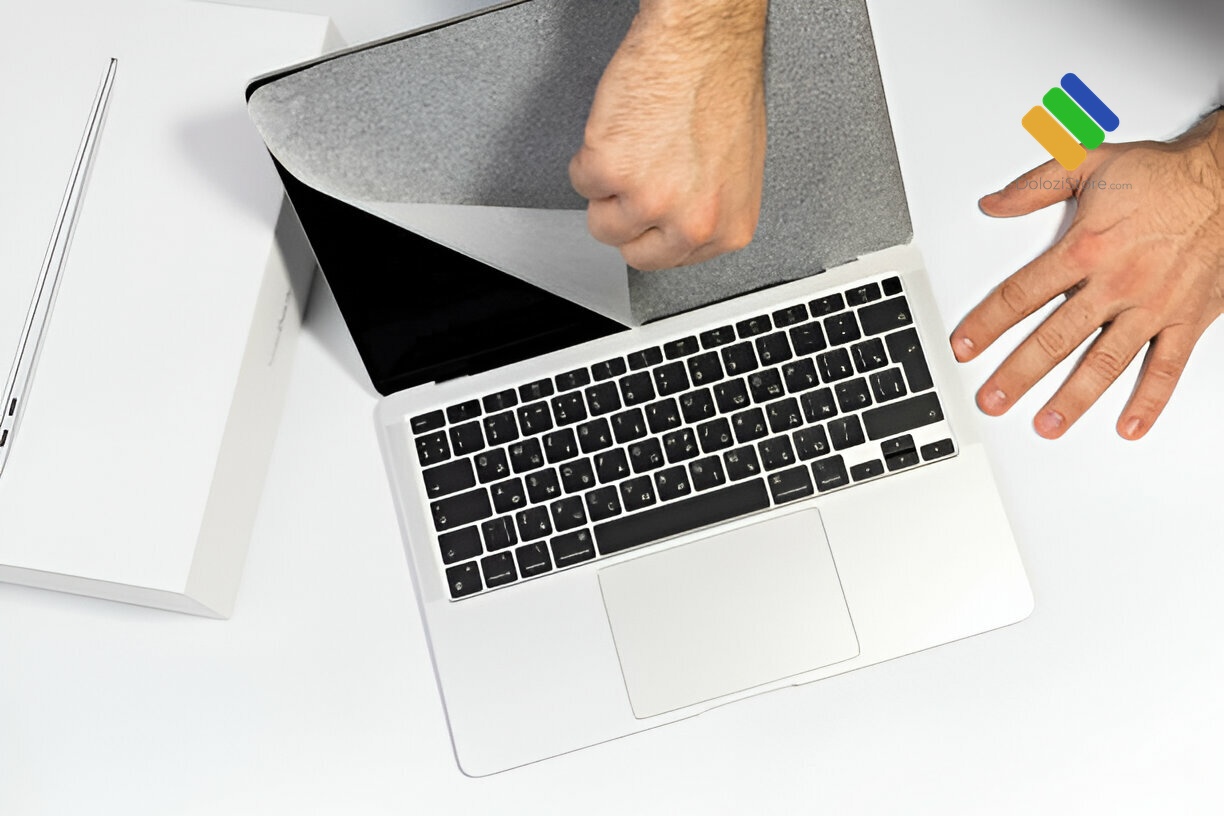 Nhân viên Dolozi Store đang hỗ trợ khách hàng cài đặt phần mềm Macbook tại Quận 4