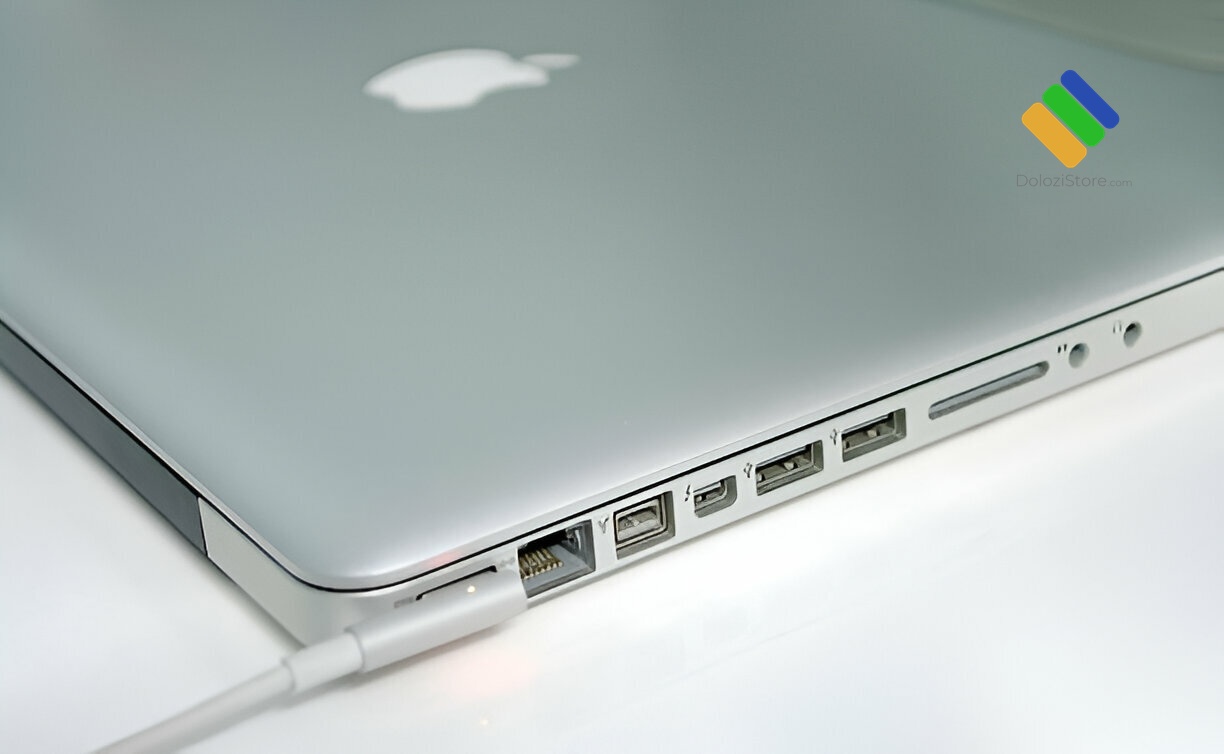 Kỹ thuật viên tư vấn phiên bản macOS tối ưu cho MacBook Pro tại chi nhánh Quận 4