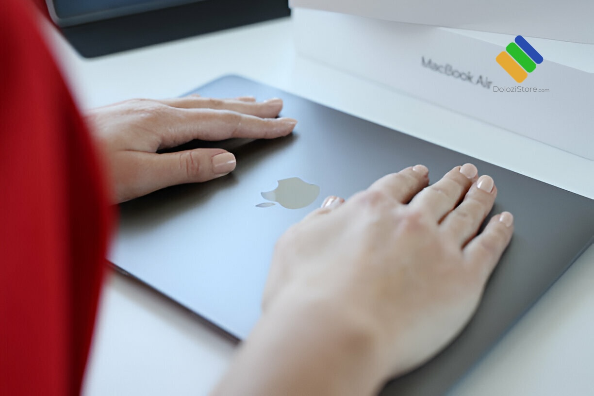 Kỹ thuật viên cài đặt macOS trực tiếp cho khách hàng quan sát