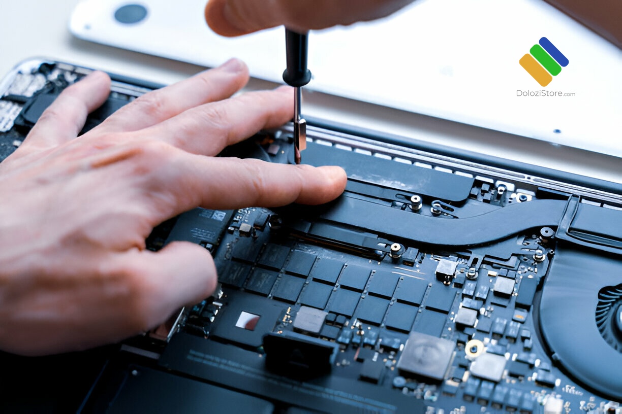 Kỹ thuật viên đo kiểm mạch nguồn Macbook