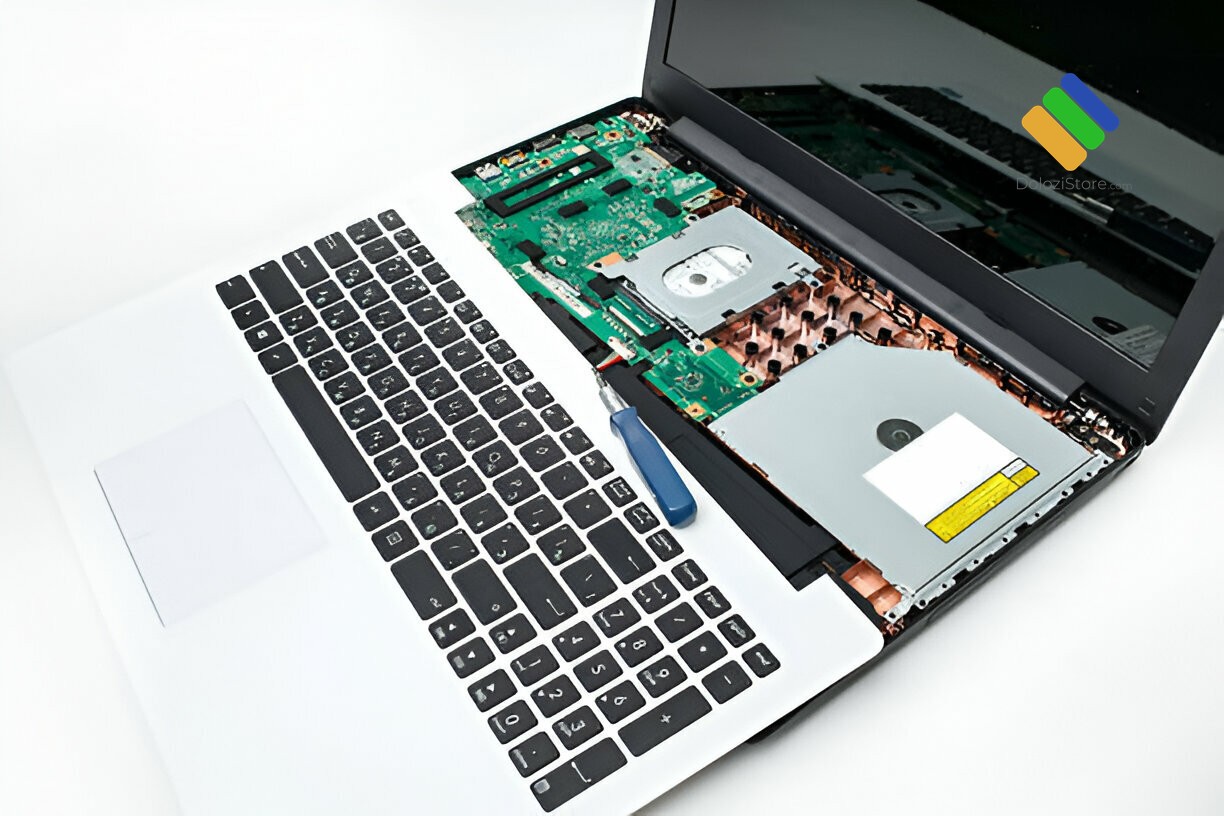 Kỹ thuật viên kiểm tra logicboard MacBook