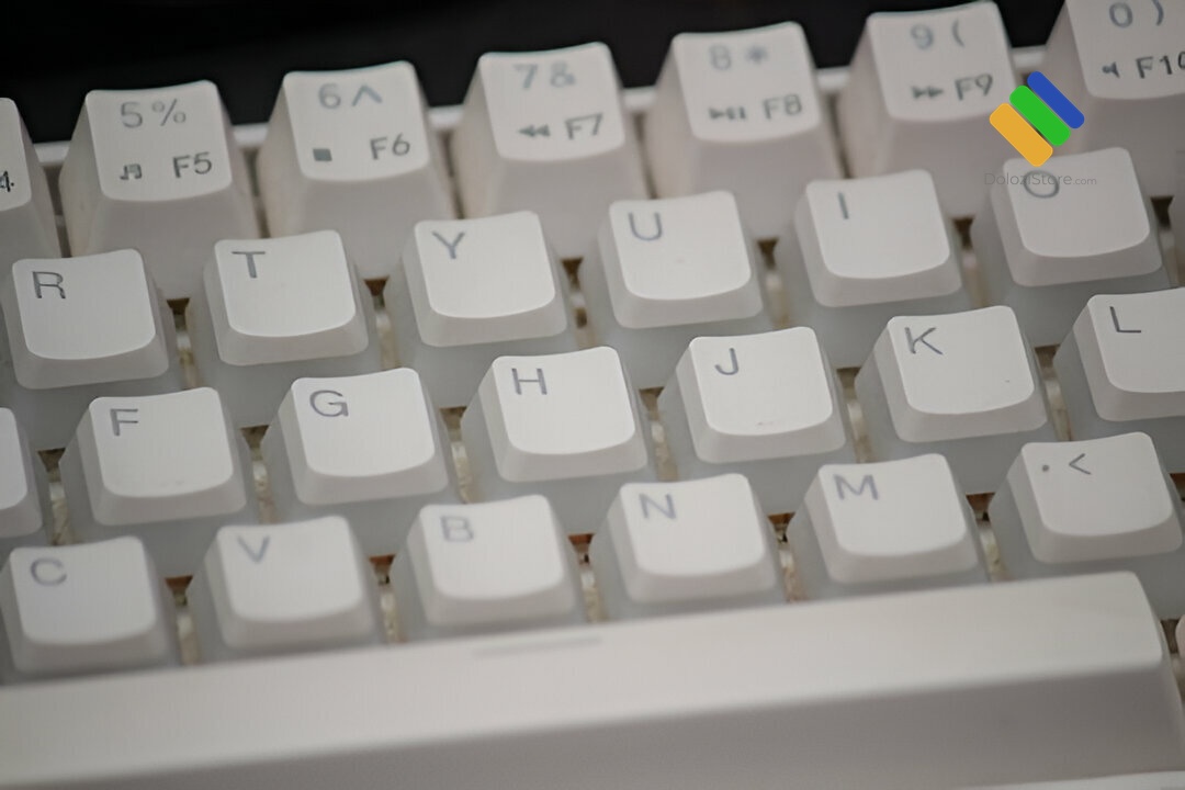 Thợ lành nghề đang dùng máy hàn Hakko thay switch Cherry MX chính hãng