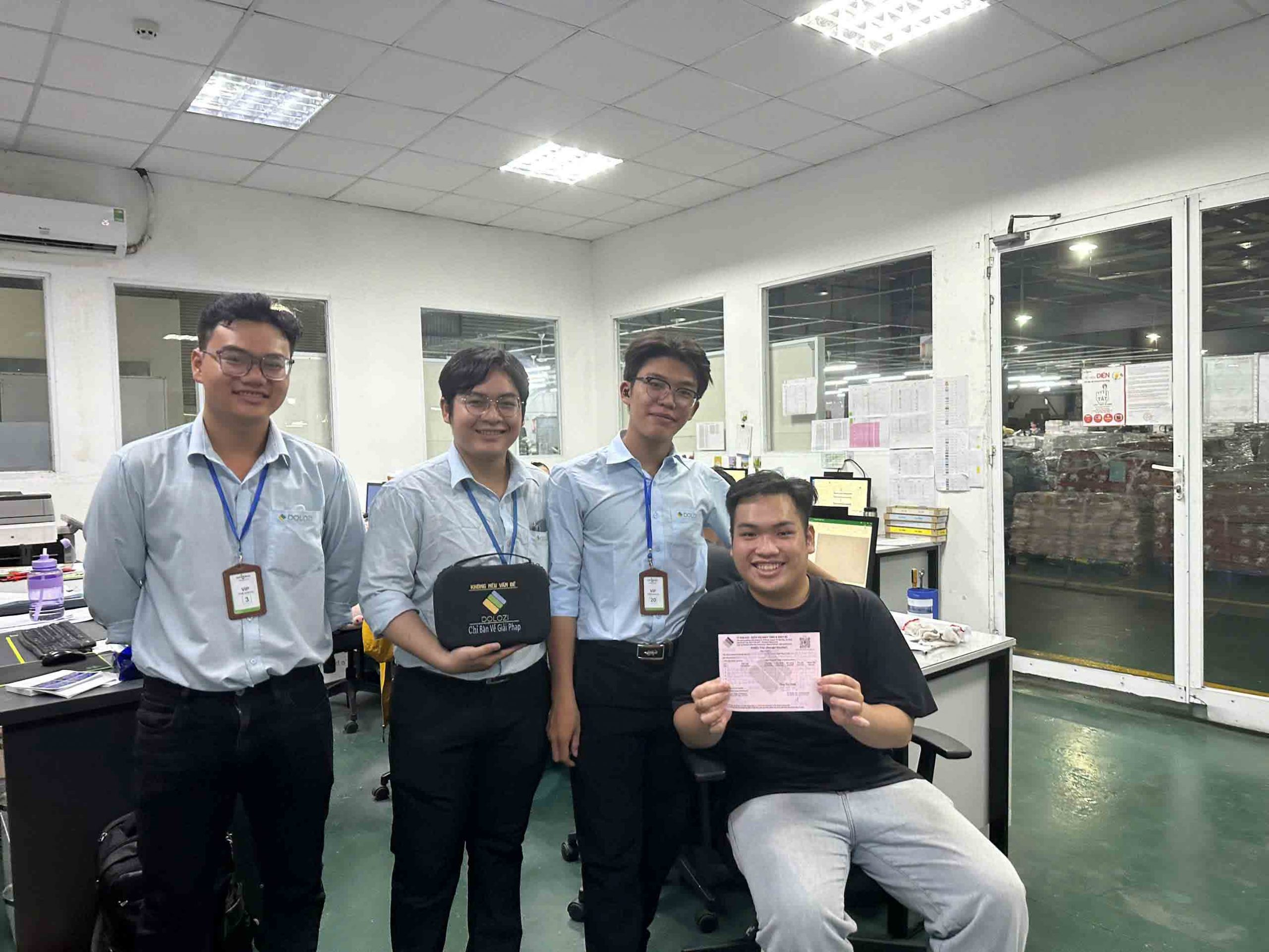 Kỹ thuật viên Dolozi Store đang bảo trì máy tính chuyên sâu cho khách hàng