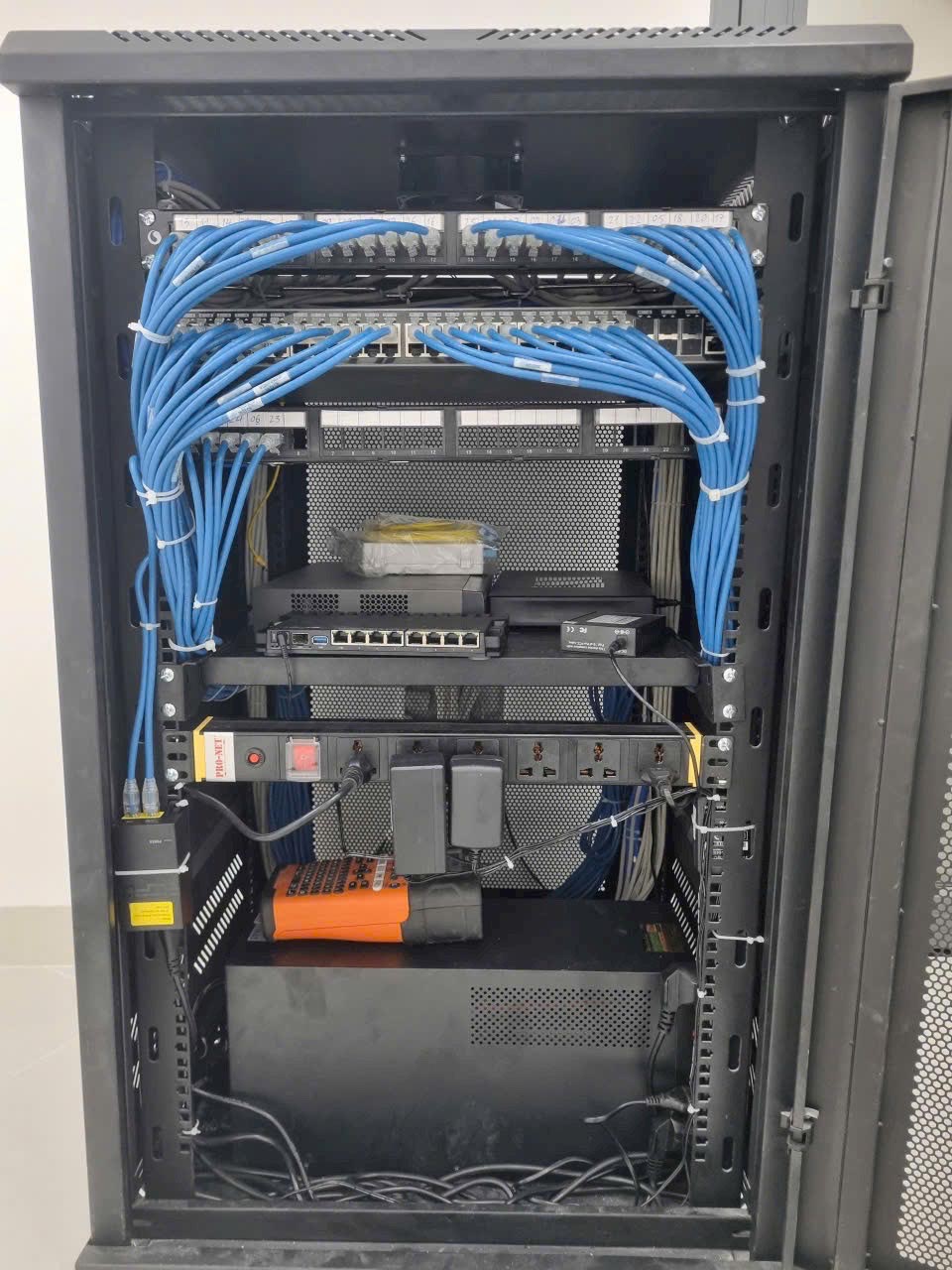 Thi công tủ Rack và Patch Panel tiêu chuẩn