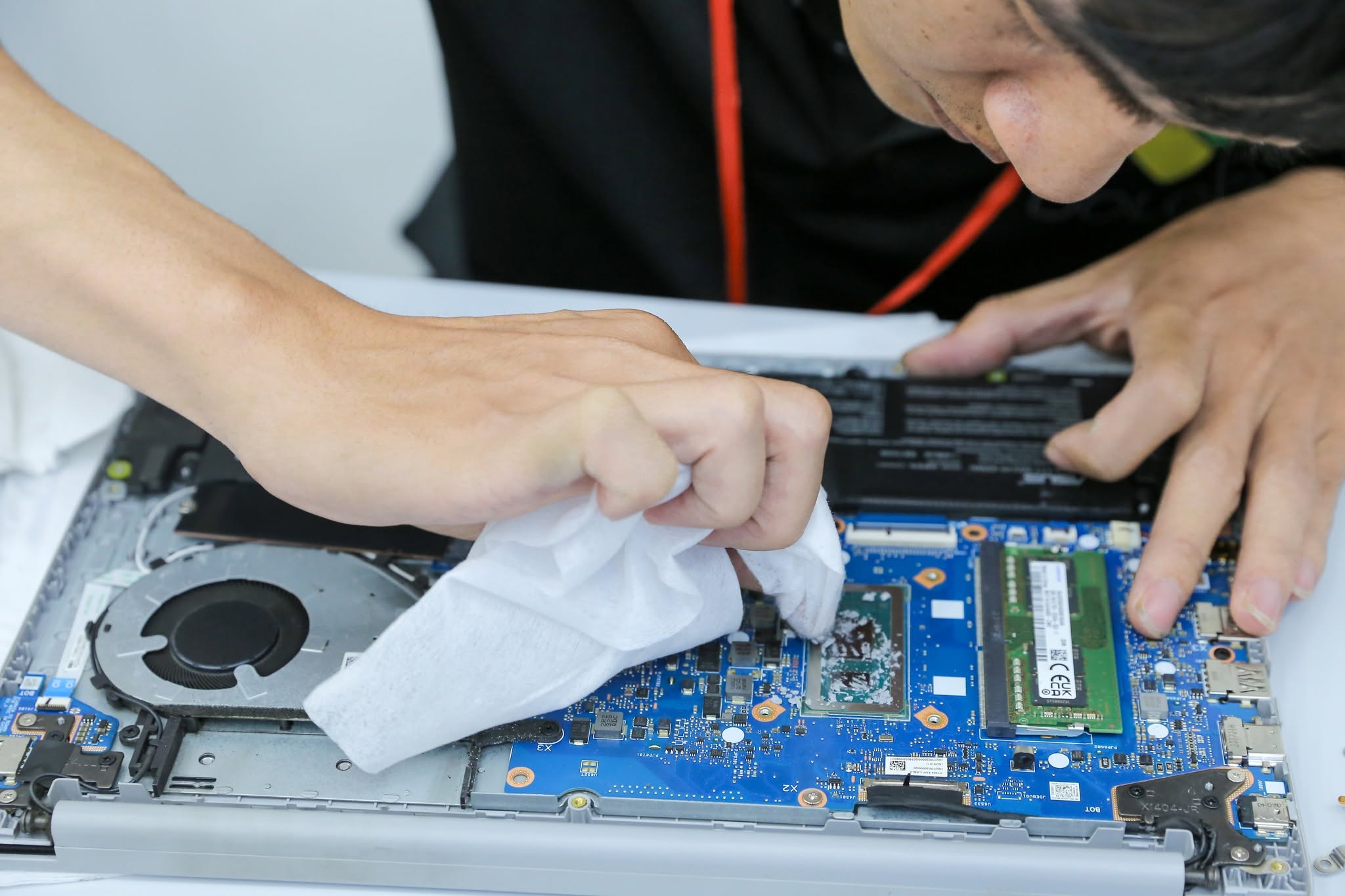 Kỹ Thuật Dolozi Store Đang Vệ Sinh Laptop