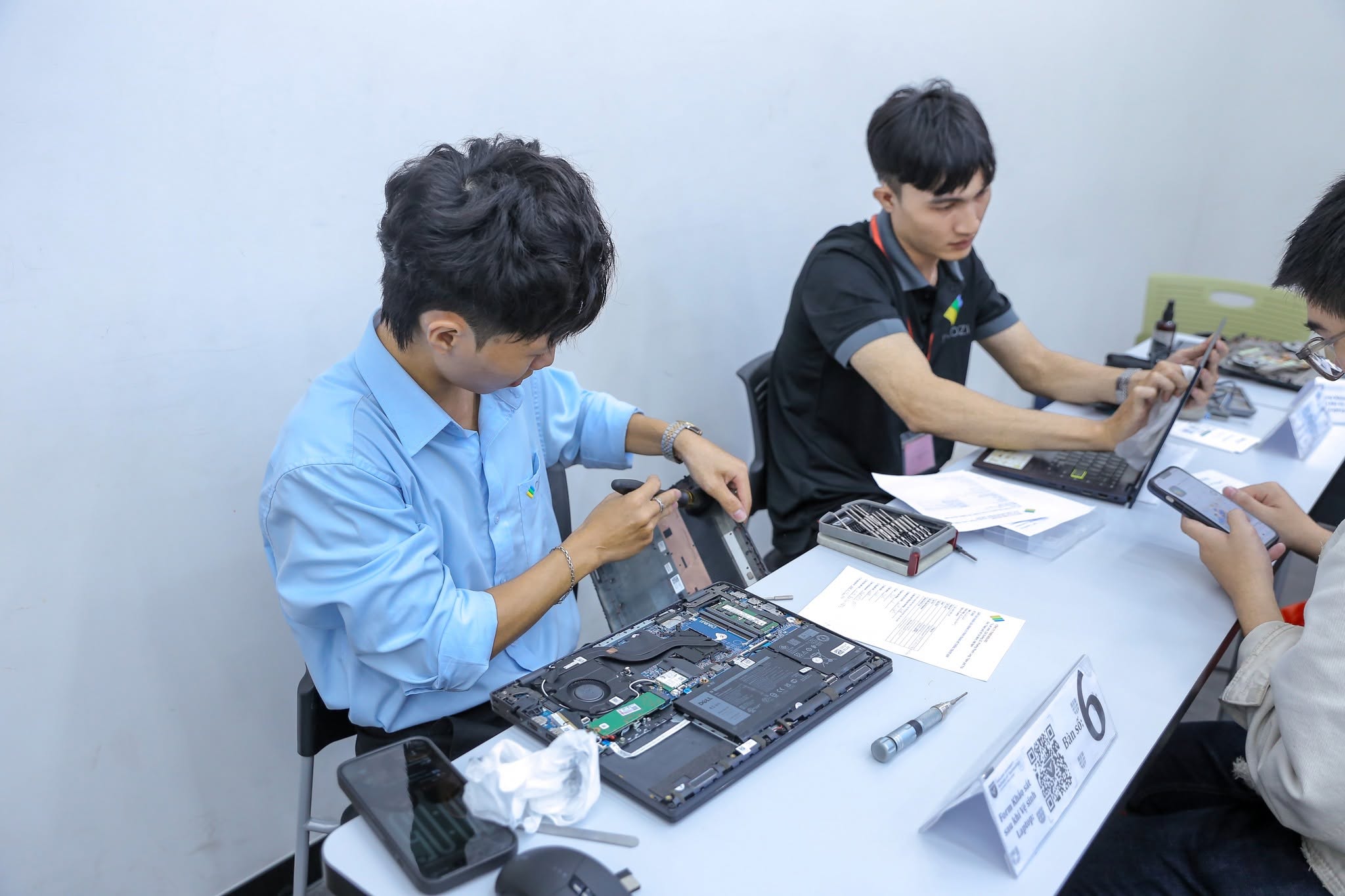 Kỹ thuật Dolozi Store đang thay link kiện Laptop