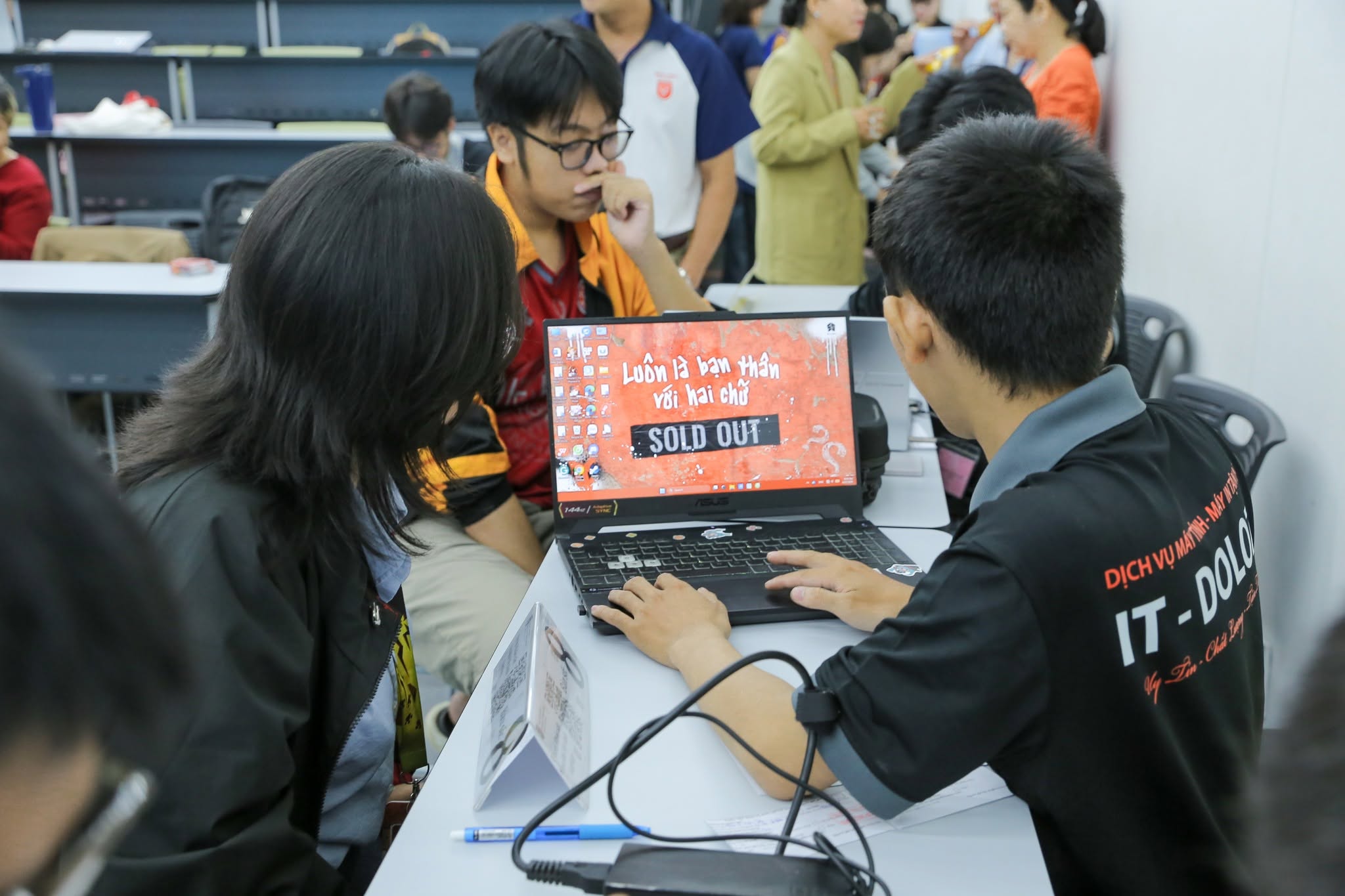 Kỹ thuật Dolozi Đang tư vấn sửa Laptop