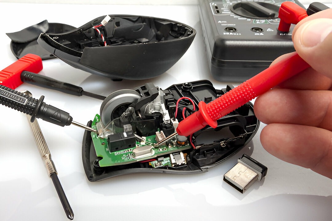 Kỹ thuật viên Dolozi đang thay switch chuột gaming cho khách hàng