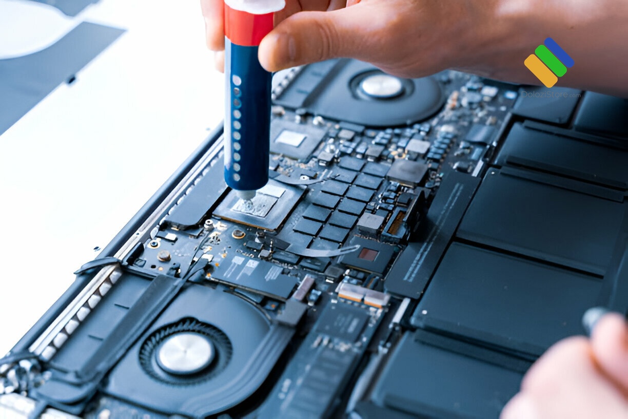 Kỹ thuật viên kiểm tra Macbook tại Phường Bình Lợi Trung