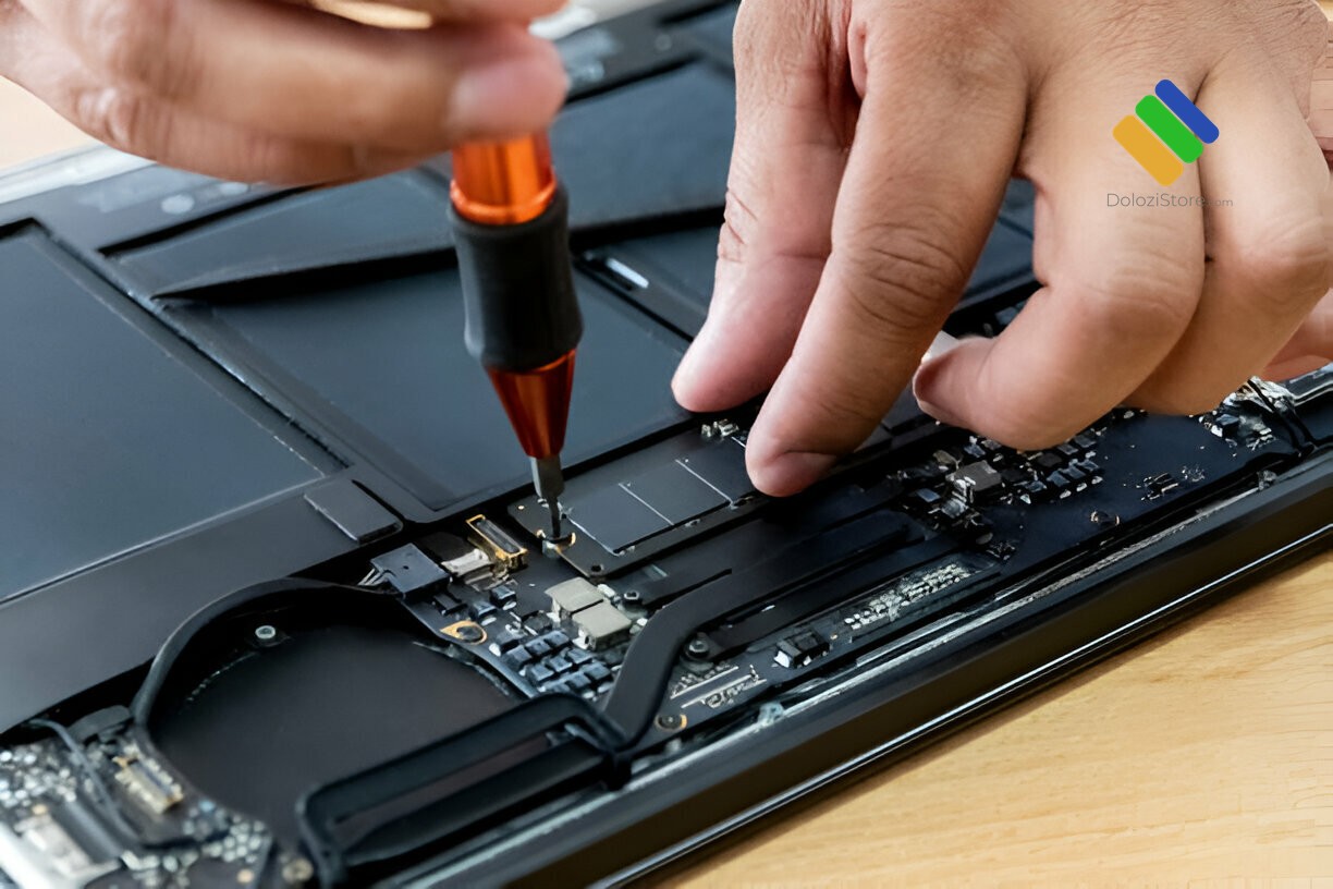 Kỹ thuật viên kiểm tra Logic Board MacBook tại Phường Tân Hưng