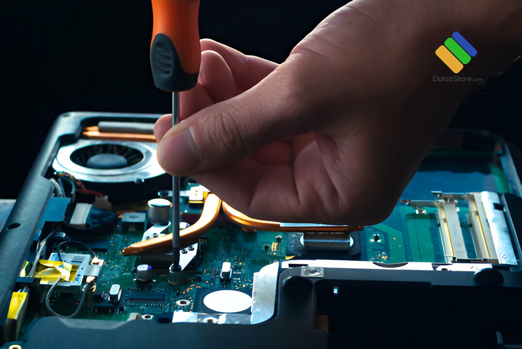 Kiểm tra kết cấu bản lề laptop sau khi sửa chữa