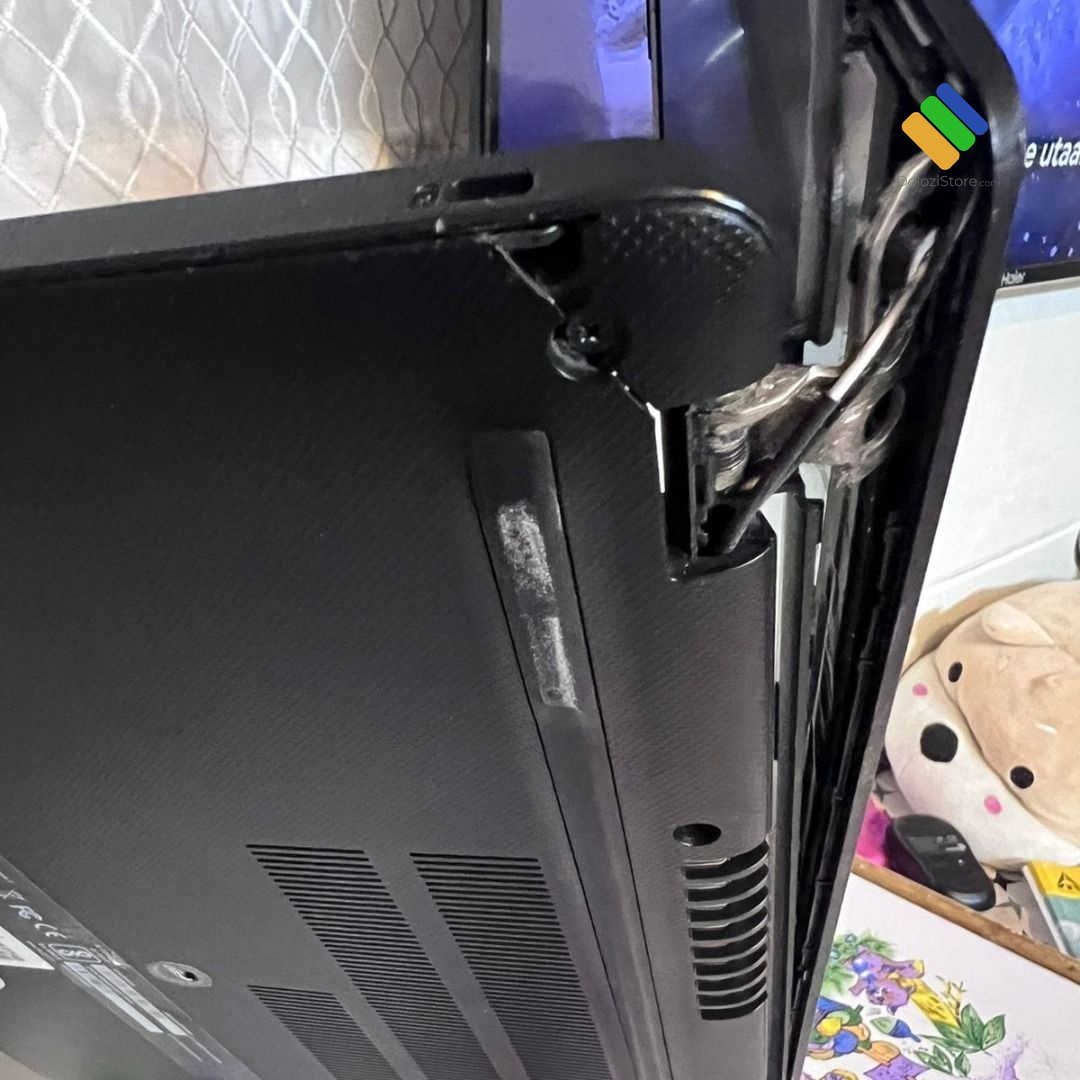 Cận cảnh vỏ laptop bị hở do bung chân ốc bản lề cần gia cố tại Quận 4