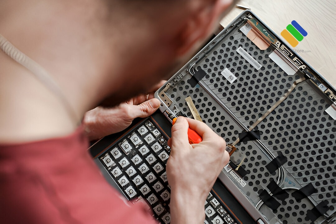 Kỹ thuật viên kiểm tra cấu trúc chân ốc nhựa và trục kim loại bản lề laptop
