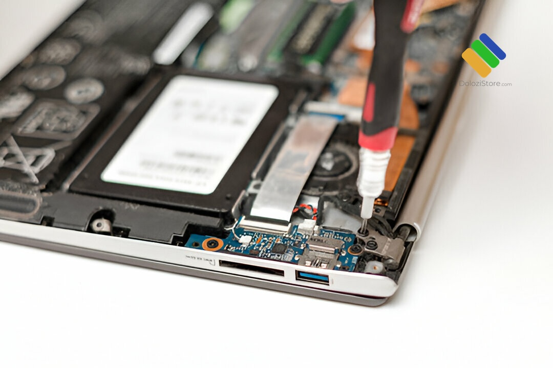 Cửa Hàng Sửa Bản Lề Laptop Quận 7 Uy Tín, Gia Cố Lấy Liền 3 Cận cảnh cáp màn hình laptop bị chèn ép do bản lề gãy đang được kỹ thuật viên Dolozi xử lý tại Quận 7