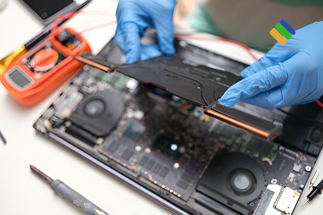 Kỹ thuật viên đang đúc lại chân ốc bản lề laptop bằng nhựa chuyên dụng