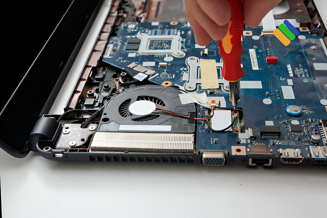 Kỹ thuật viên Dolozi Store đang trực tiếp sửa bản lề laptop cho khách hàng tại cửa hàng