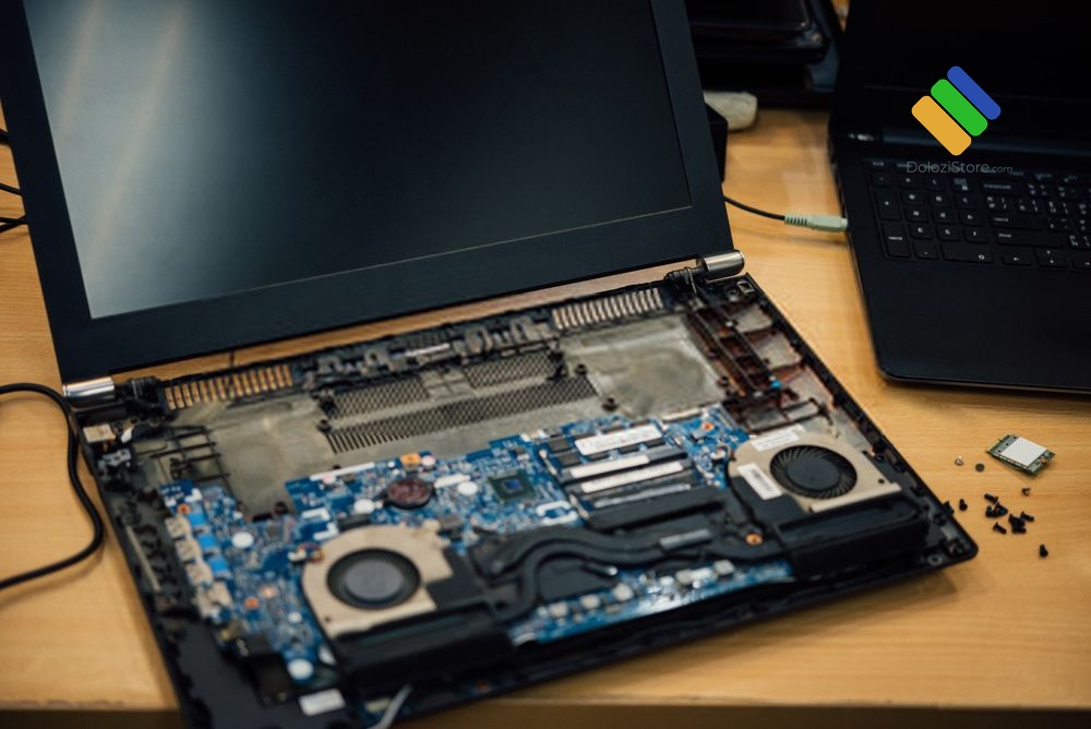 Kỹ thuật viên tra keo tản nhiệt Thermal Grizzly Kryonaut cho CPU laptop Asus nhằm tối ưu hiệu suất giải nhiệt tại cửa hàng Thủ Đức