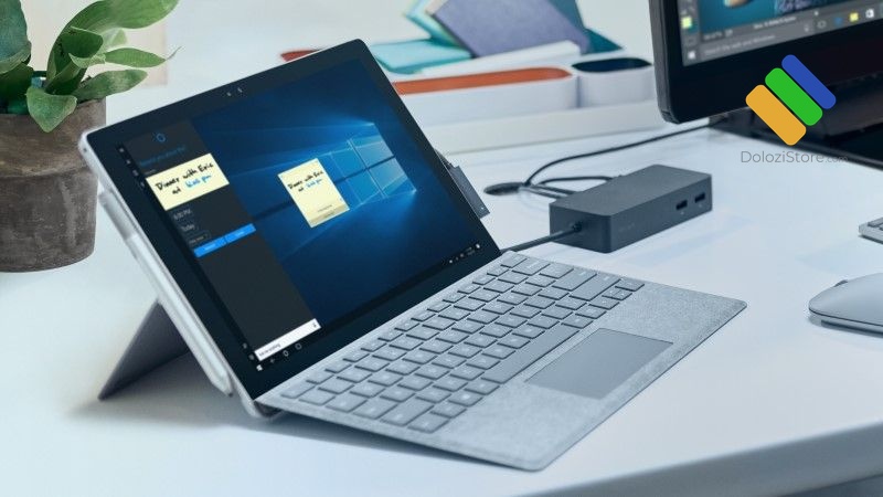 Kỹ thuật viên bóc seal ổ cứng SSD Samsung và RAM Kingston chính hãng để nâng cấp cho khách hàng tại chi nhánh Thủ Đức