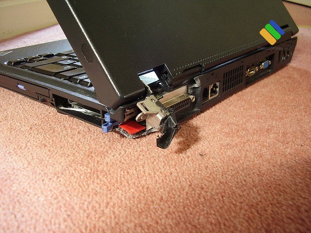 Kỹ thuật viên đang tách vỏ máy để kiểm tra mức độ gãy vỡ chân ốc bản lề laptop