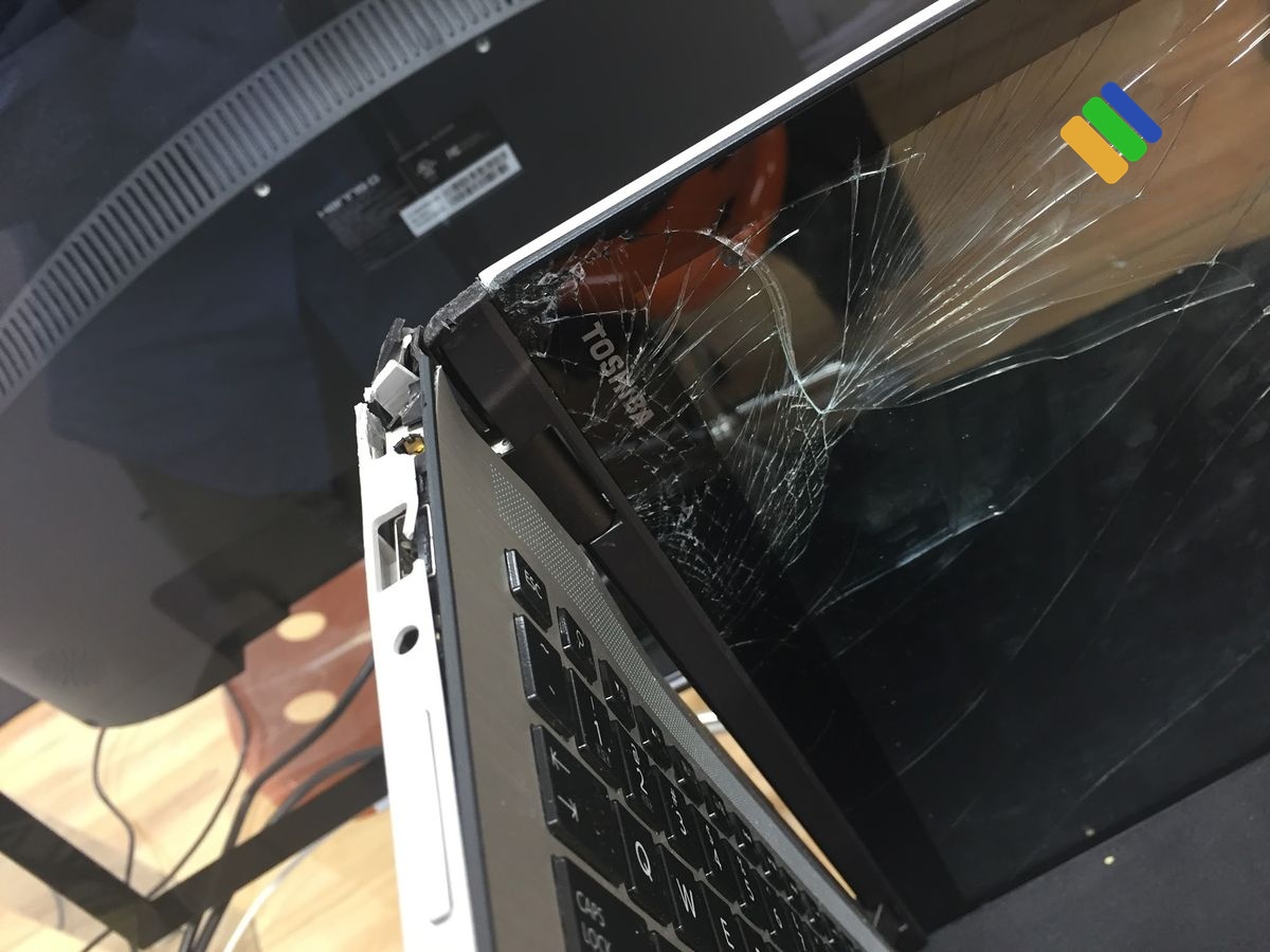 Cận cảnh chân ốc nhựa laptop bị gãy hoàn toàn và các mảnh vỡ bên trong trước khi gia cố