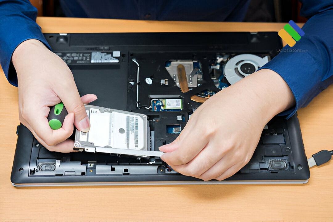 Kỹ thuật viên đang đúc lại chân ốc nhựa bị vỡ cho laptop bằng nhựa Resin